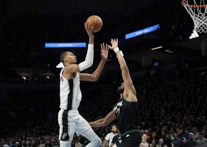 leyu公司-比肩四大传奇中锋，文班39分15板5帽成为NBA季后赛历史第五人